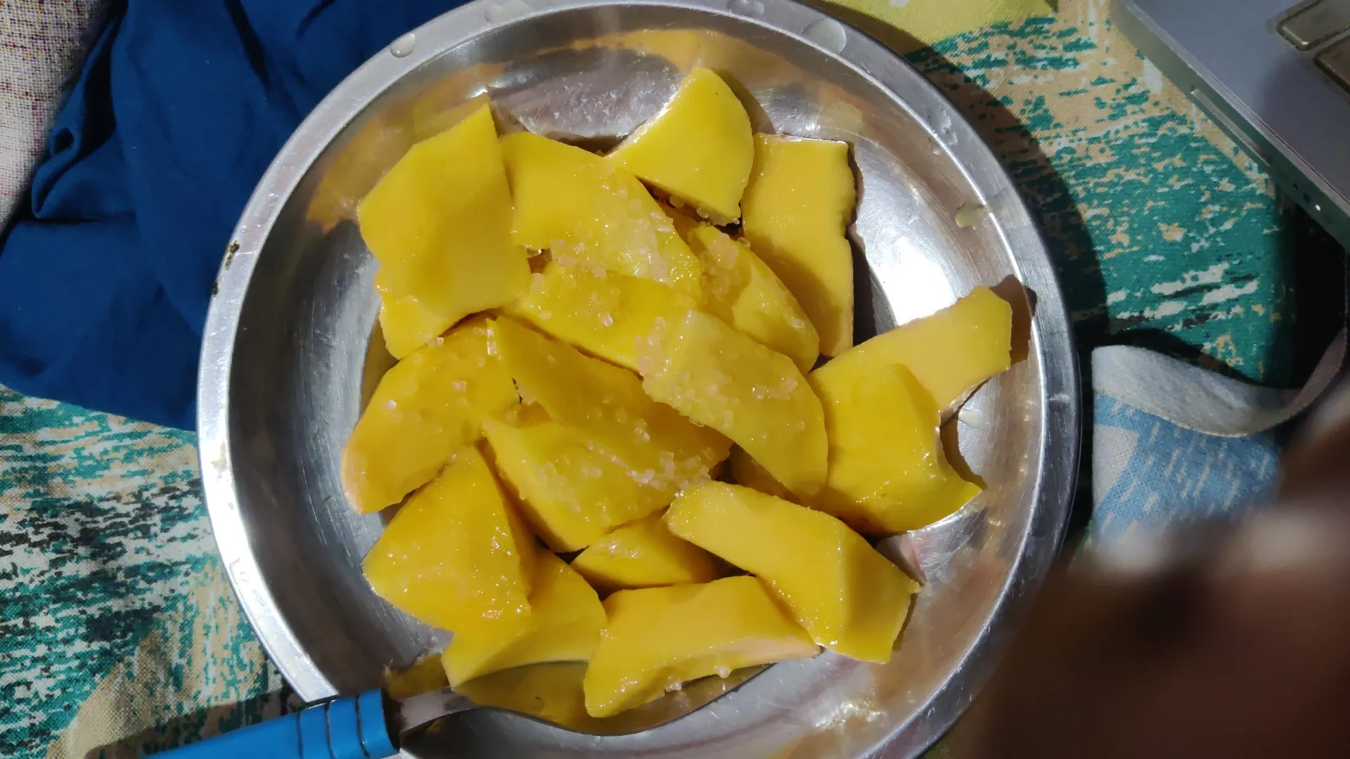 Fresh mango slices in a steel bowl