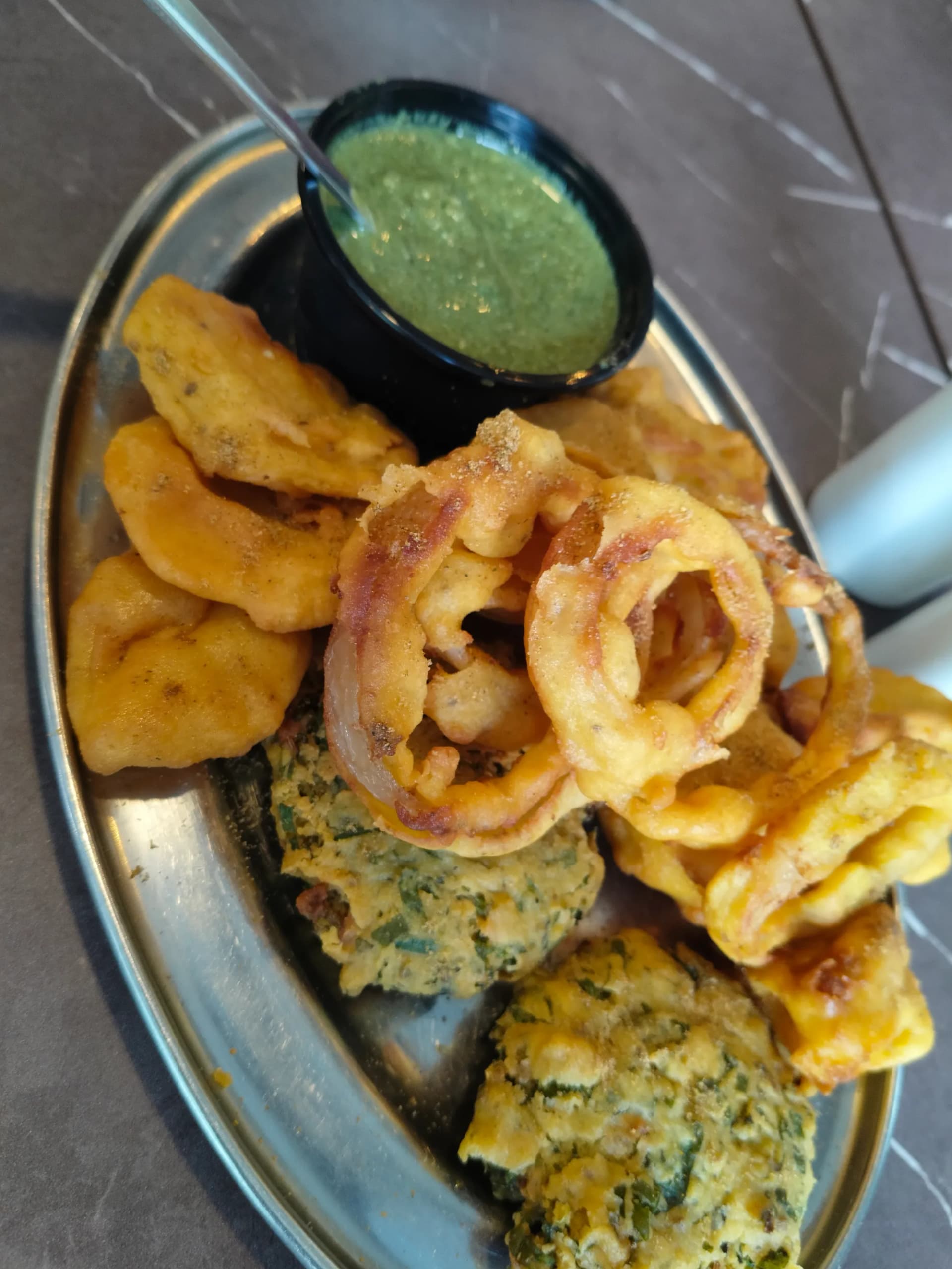 Pakora & onion rings with green chutney